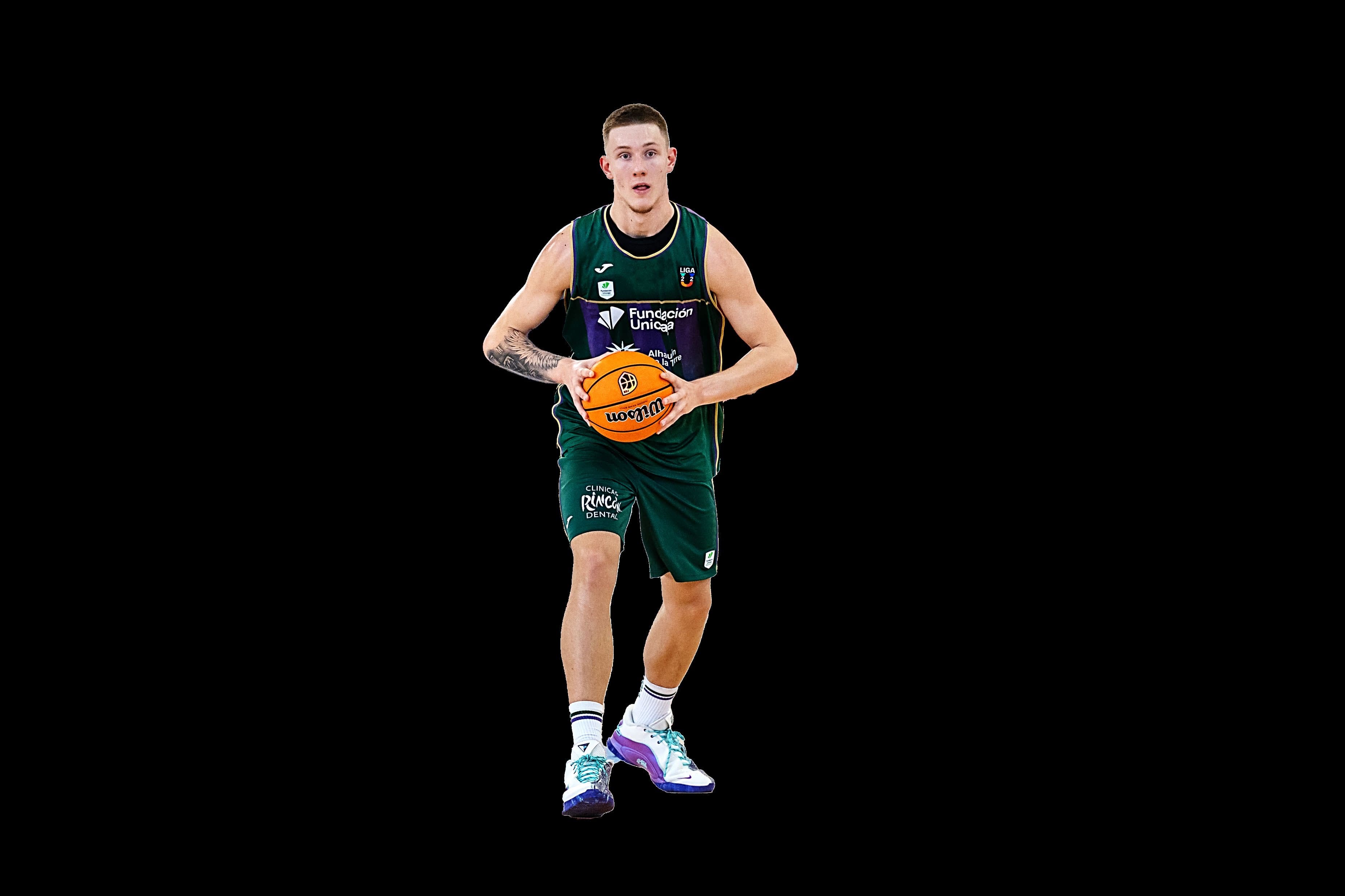 Игрок Unicaja с мячом